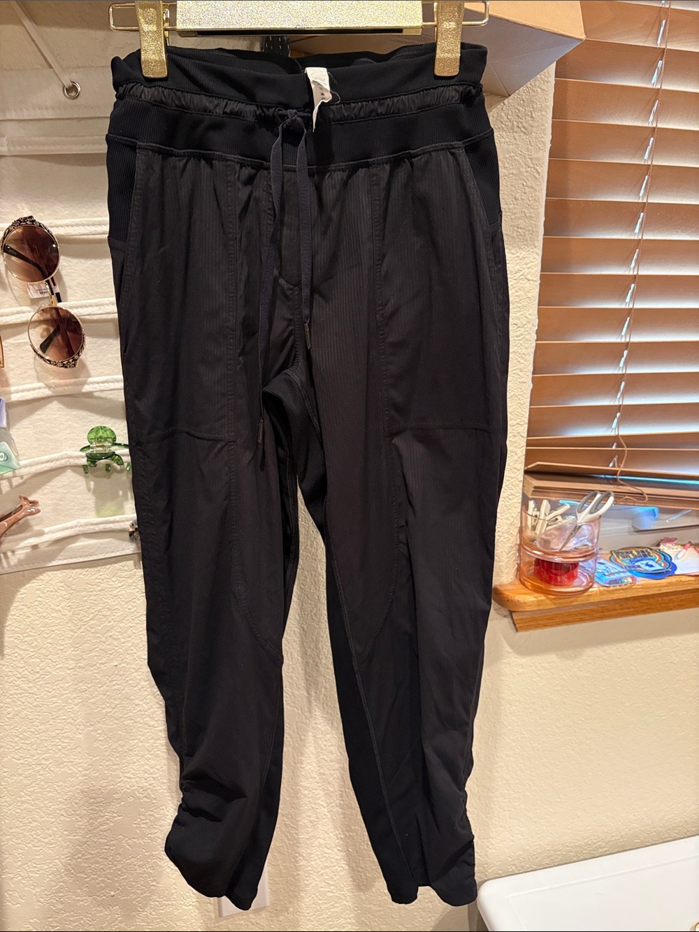 lululemon dance studio crop jogger black size 4 like new!